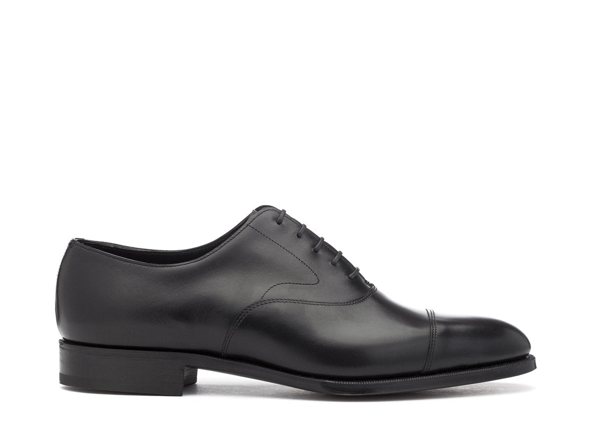 Side view of F width Edward Green Chelsea plain captoe oxford shoes in black calf