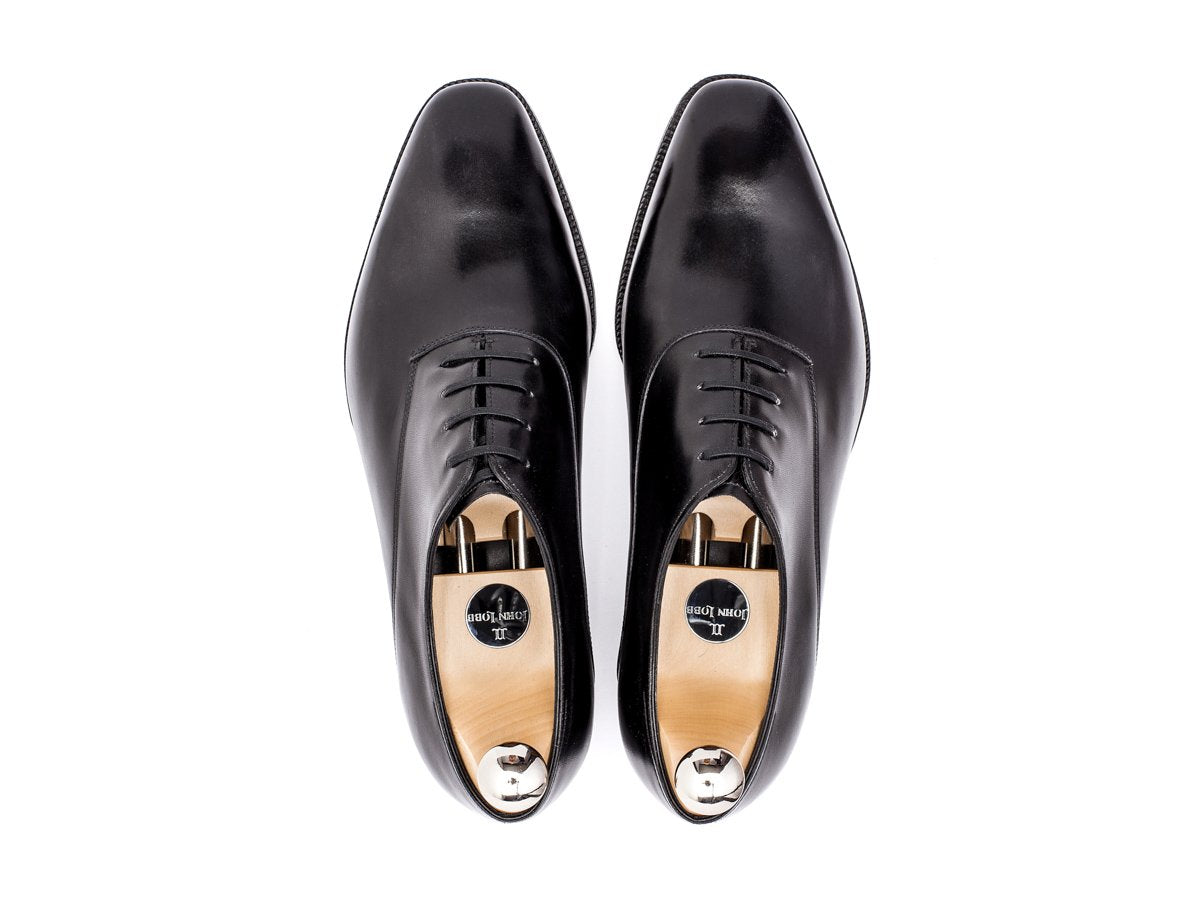 Top view of EE width John Lobb Beckett plain toe oxford shoes in black calf with shoe trees