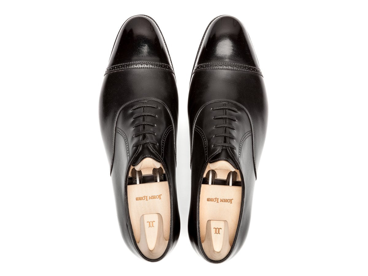 Top view of John Lobb Philip II quarter brogue oxford shoes in black oxford calf with shoe trees
